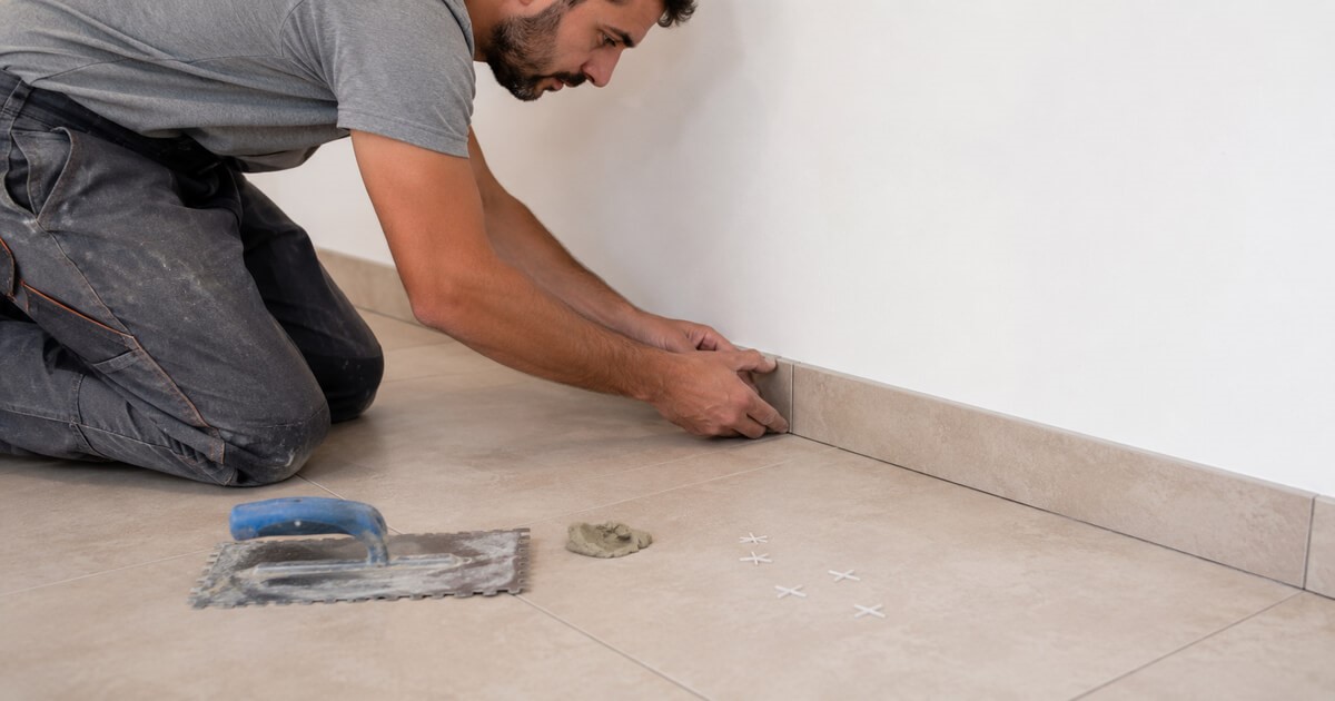 Artisan pose plinthes sur carrelage