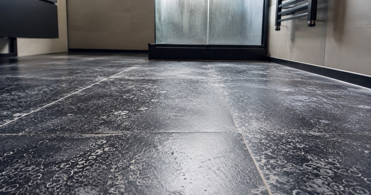 🧼 Carrelage noir blanchi : éliminer le voile de calcaire