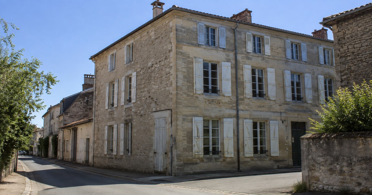 Immeuble de rapport ancien à plusieurs étages dans une rue de ville moyenne française