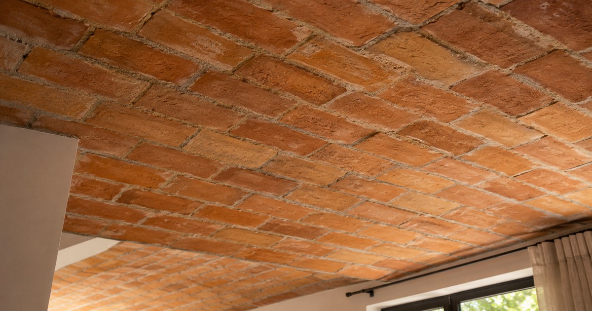 🧱 Tout savoir sur le plafond en brique : rénovation & fixation de charge
