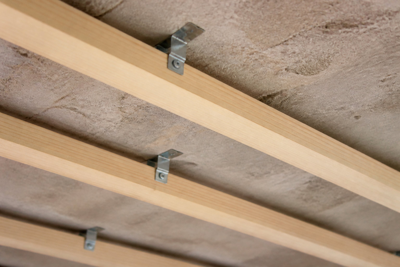 Tasseaux fixés au plafond pour la pose de lambris bois